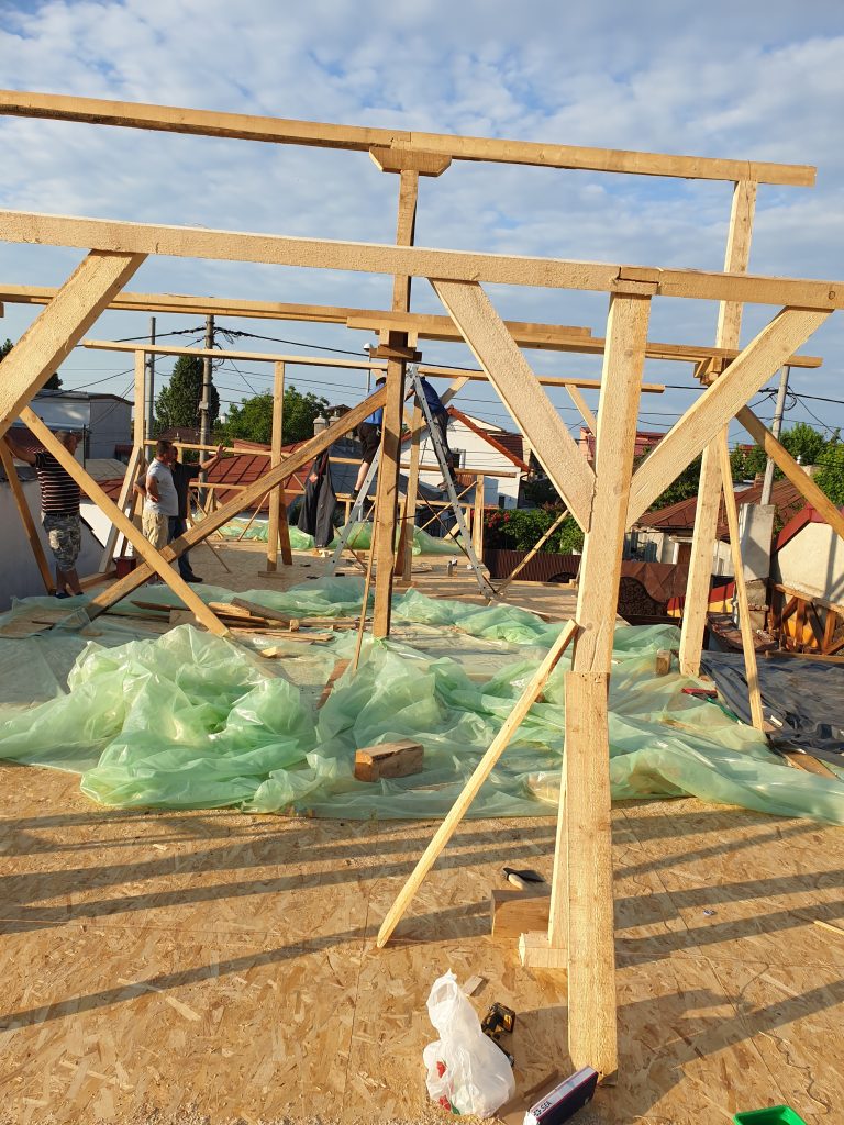 CÃ¢nd meritÄƒ reparat acoperiÈ™ul